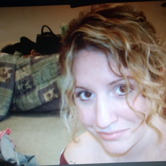 Meet your Posher, Beth and MEL - Picture 2 of 4